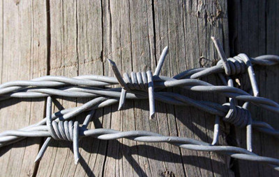 刺鐵絲網(wǎng)圍欄.jpg 刺鐵絲網(wǎng)圍欄.jpg